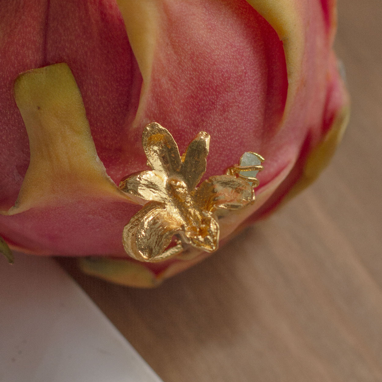 Anillo artesanal con orquídea Maxilaria y esmeralda en oro 24K