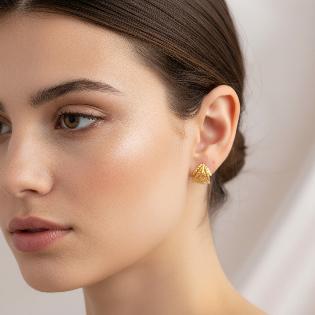 Aretes Aros Candongas Hoja Pino Pequeña en bronce bañado en oro de 24k, destacando la forma natural de las hojas de pino inmortalizadas