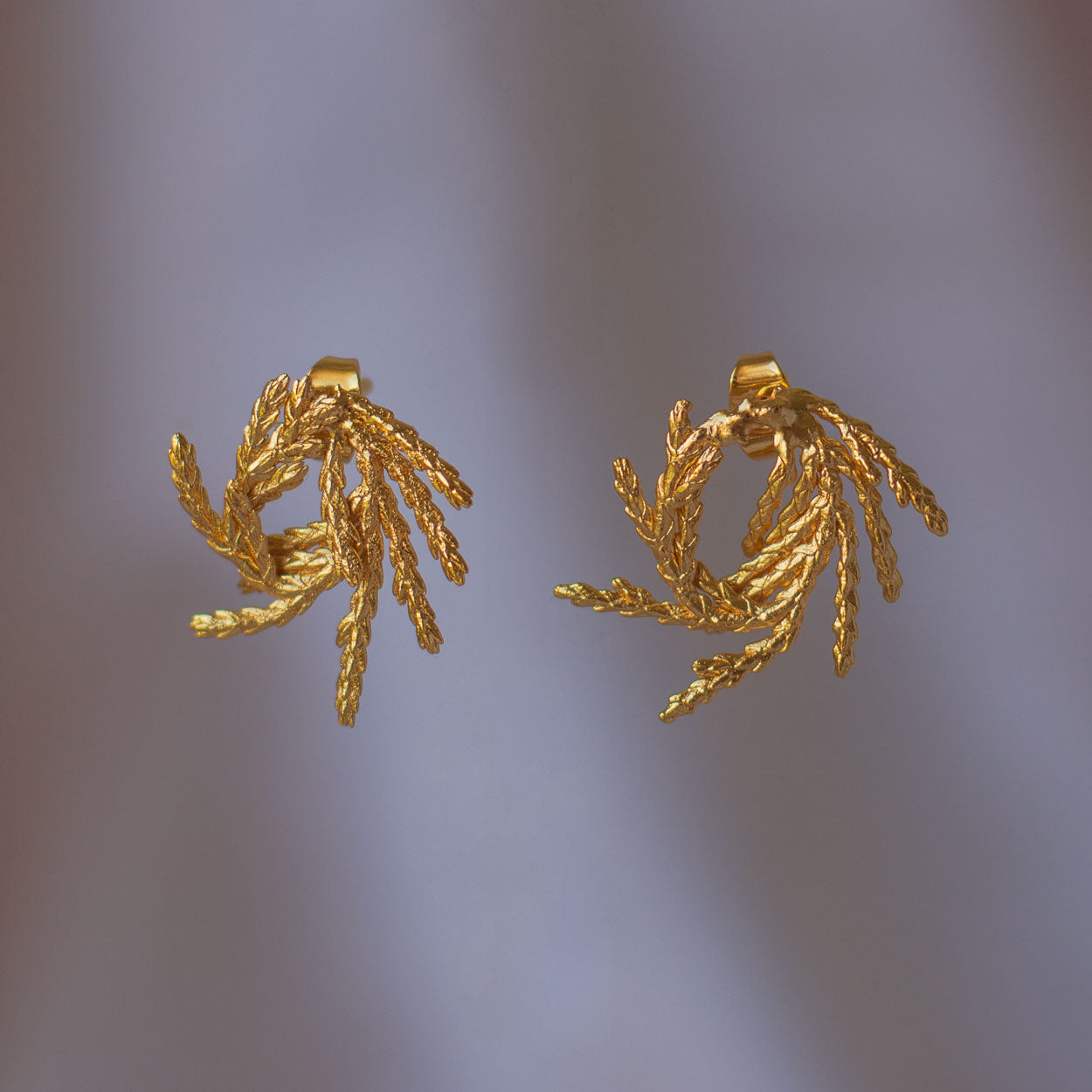 aretes de hoja pino espiral pequeña artesanales enchapados en oro de 24 kilates joyería natural única