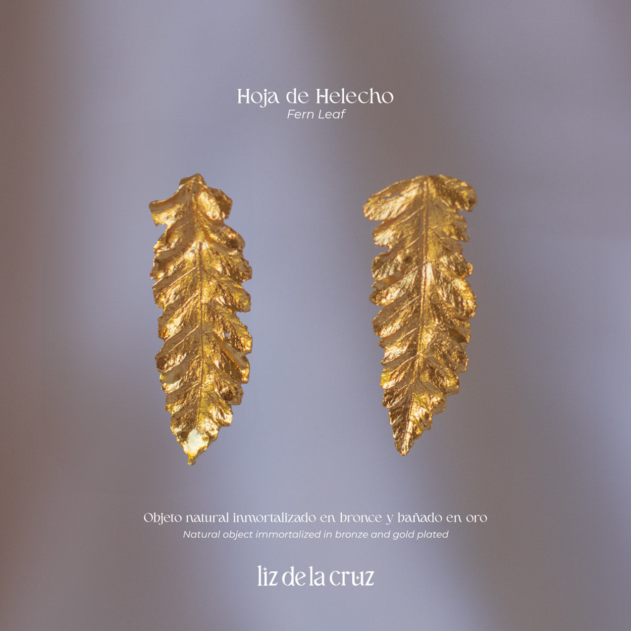 Aretes Topo Helecho Canela de bronce enchapado en oro de 24k, cada uno reflejando una hoja única del jardín de orquídeas