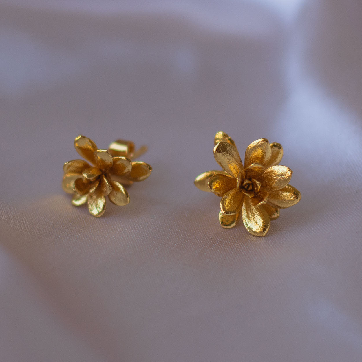 Aretes Topo Flor Suculenta Jade en bronce bañado en oro de 24k, mostrando la forma única y delicada de la flor suculenta natural