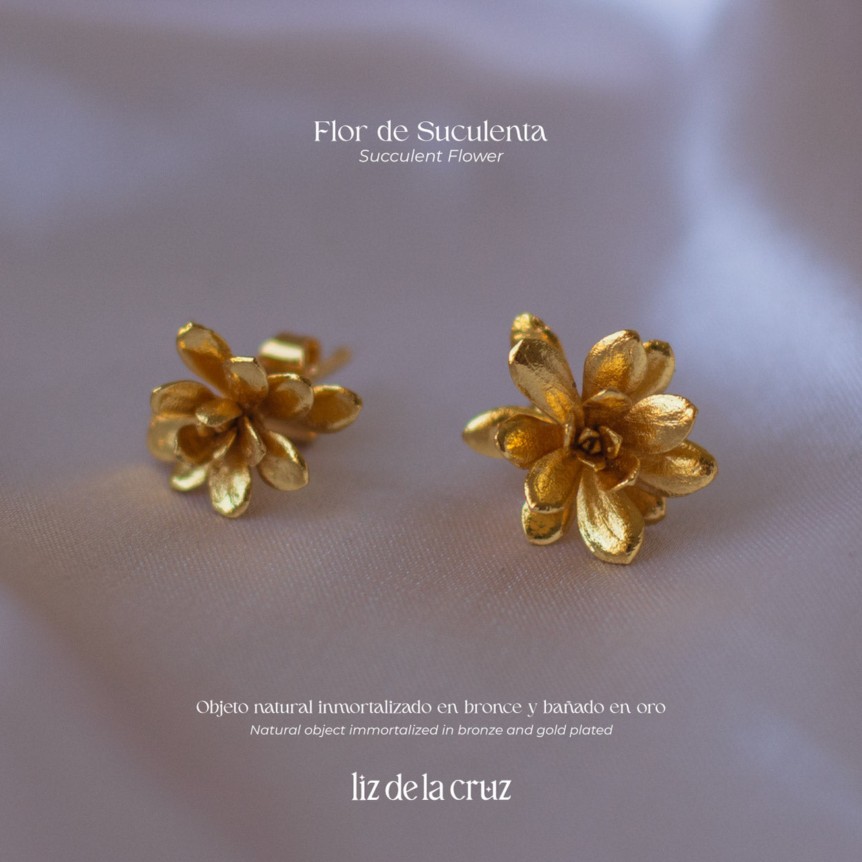 Aretes Topo Flor Suculenta Jade en bronce bañado en oro de 24k, mostrando la forma única y delicada de la flor suculenta natural