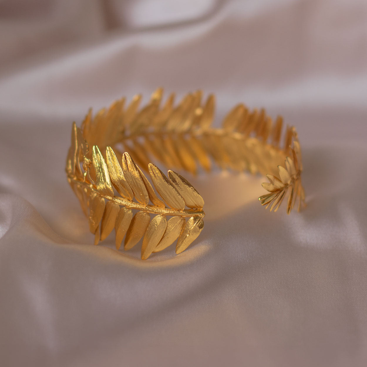 brazalete con hoja natural de helecho romerón bañado en oro