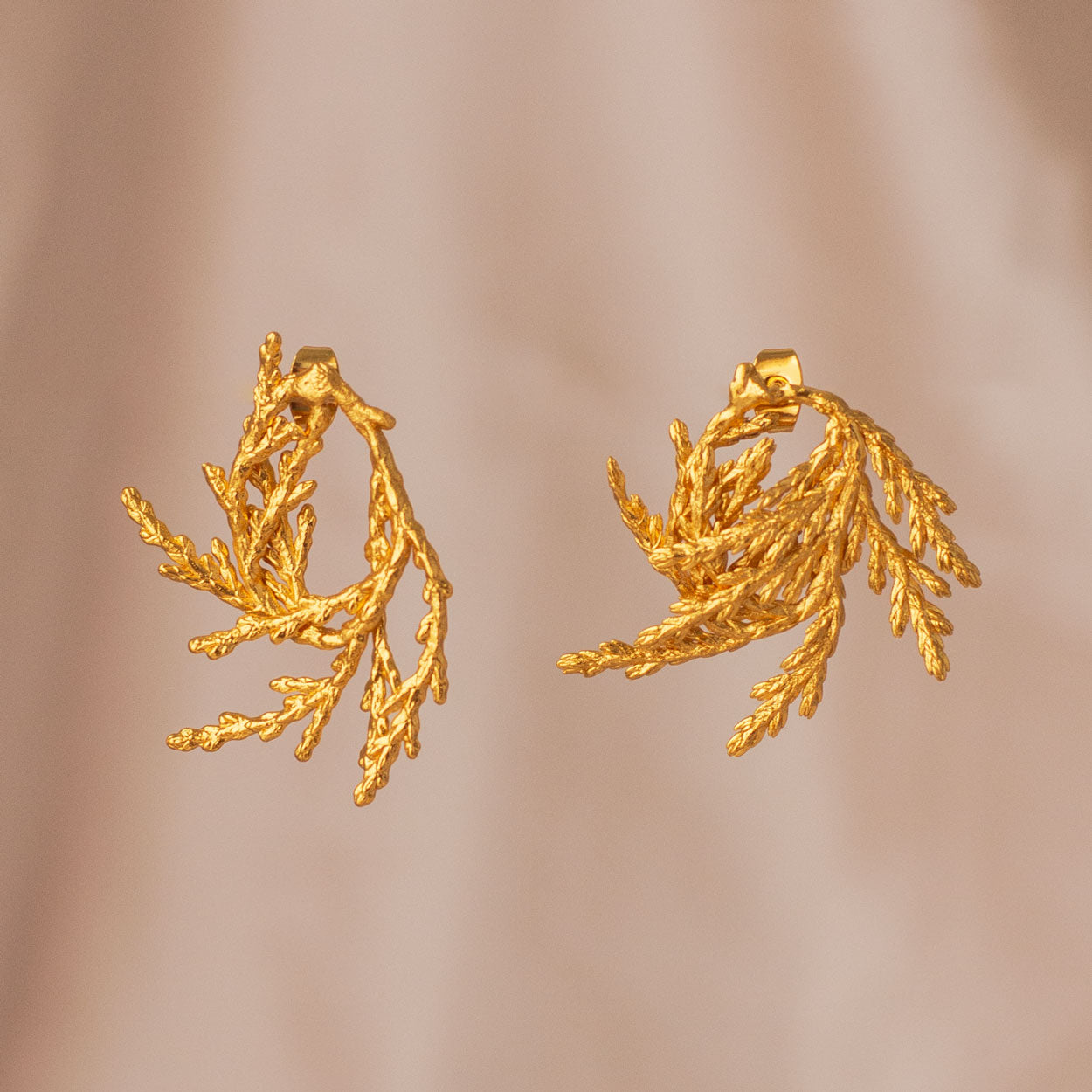 aretes de hoja pino espiral pequeña artesanales enchapados en oro de 24 kilates joyería natural única