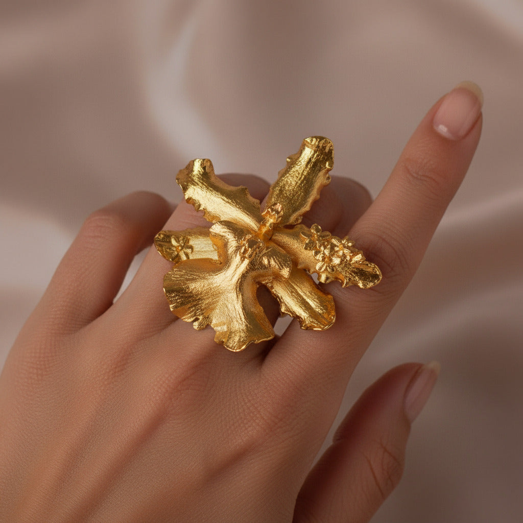 Anillo Orquídea Odontoglossum Flor Sauco en bronce bañado en oro de 24k, resaltando la fusión de flores naturales con un diseño artesanal exclusivo