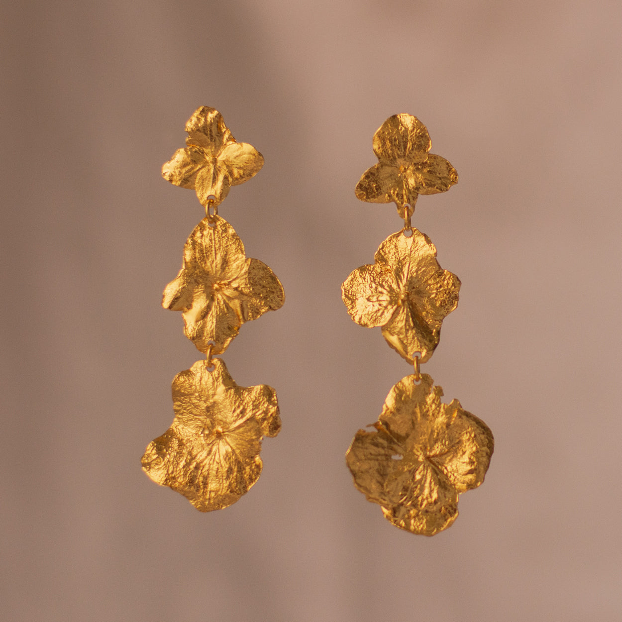 Aretes Tres Flor Hortensia Inmortalizado en bronce bañado en oro de 24k, mostrando la belleza única de las flores de hortensia de nuestro jardín