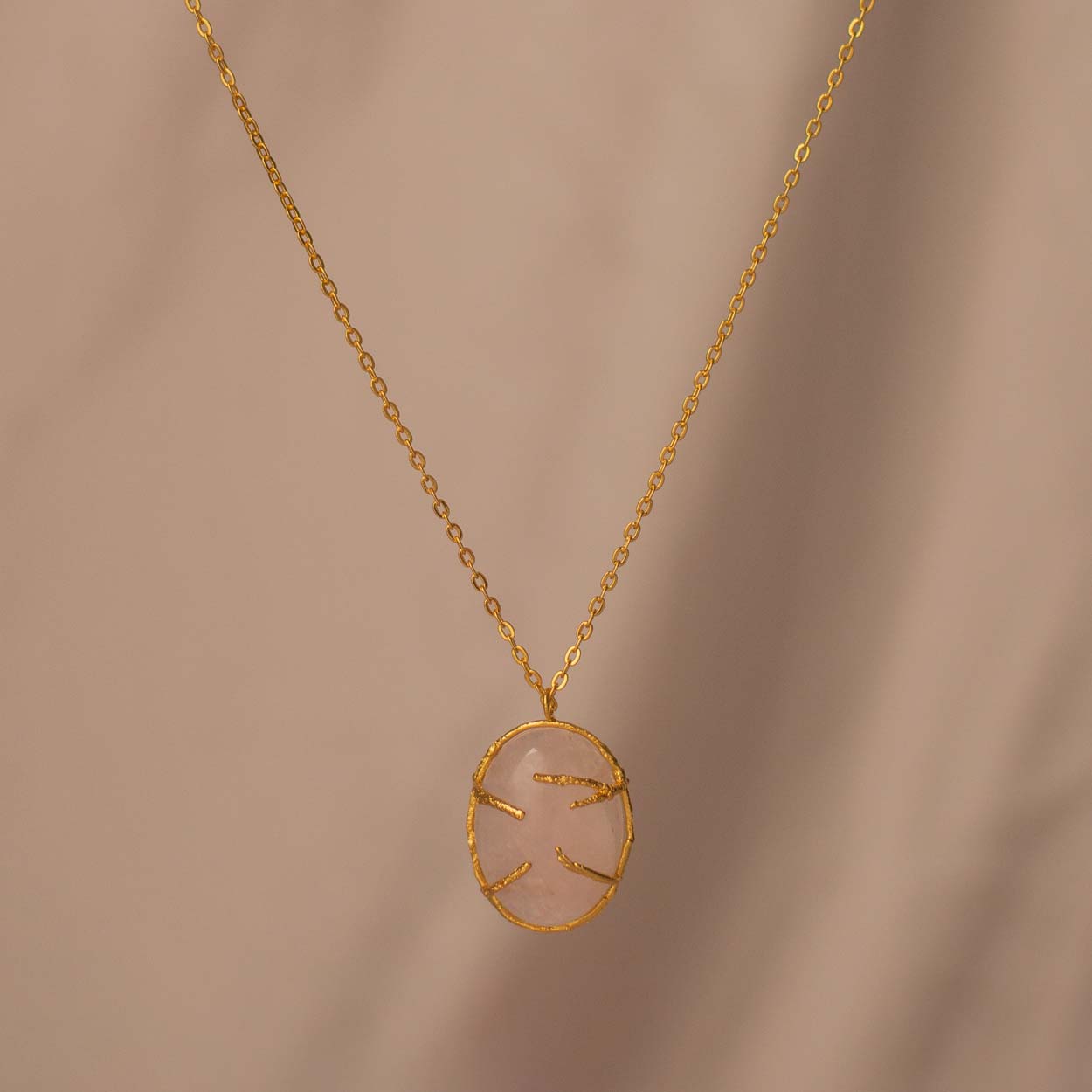 Collar de cuarzo rosado con engaste de ramitas en oro de 24k