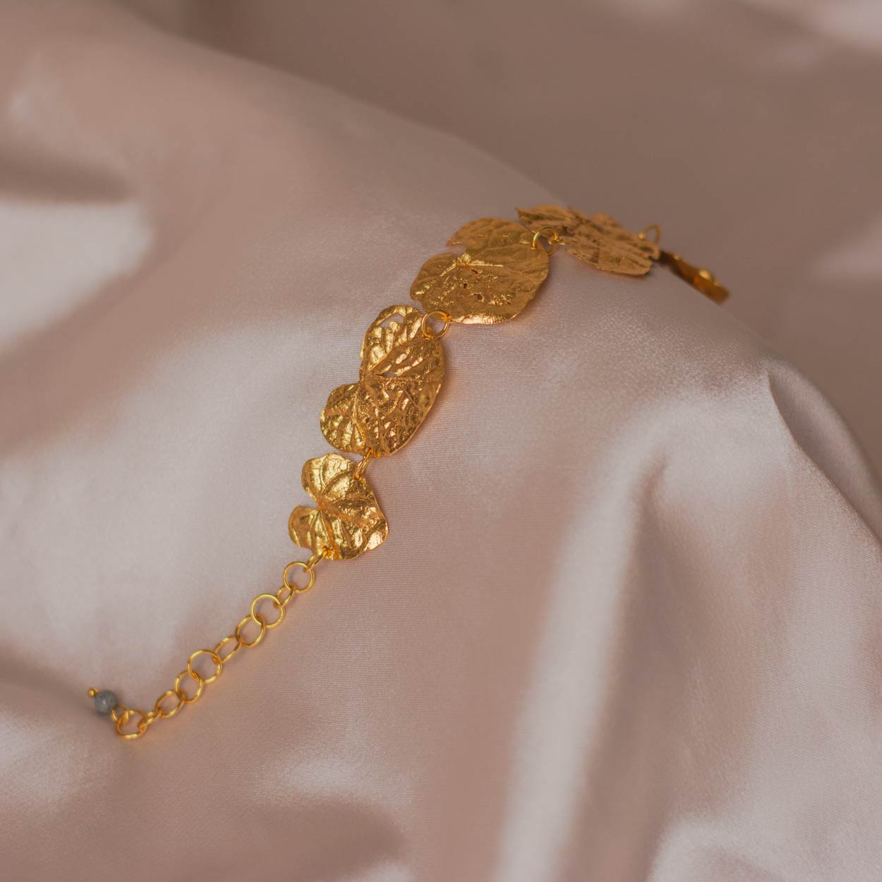 Pulsera Cinco Hoja Corazón en bronce bañado en oro de 24k, destacando la belleza única de las hojas de enredadera inmortalizadas