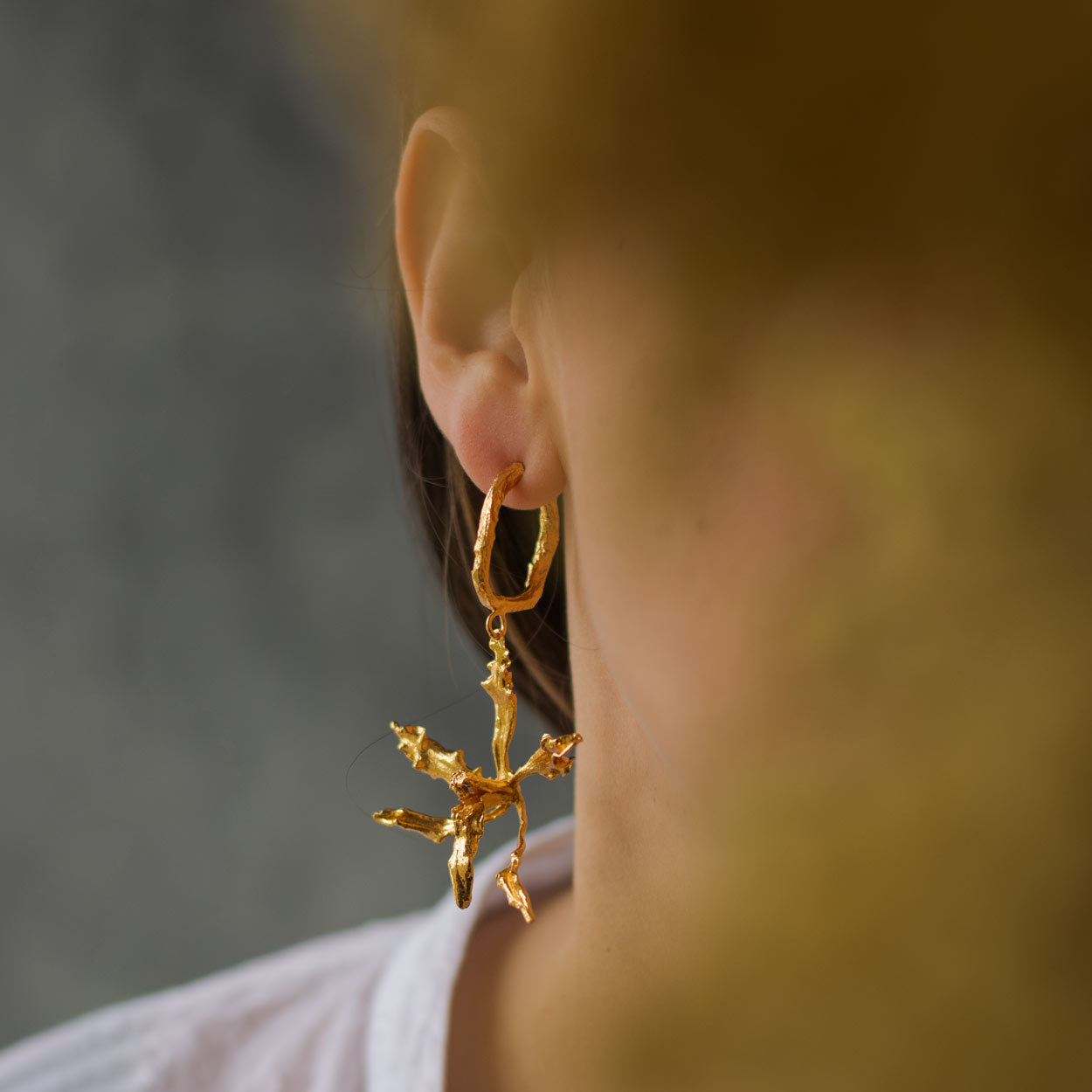 Aretes Candonga Orquídea Cyrtochilum Revolutum en bronce bañado en oro de 24k, destacando la belleza única de las orquídeas andinas inmortalizadas.