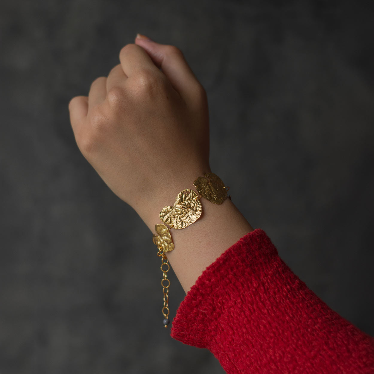 Pulsera Cinco Hoja Corazón en bronce bañado en oro de 24k, destacando la belleza única de las hojas de enredadera inmortalizadas