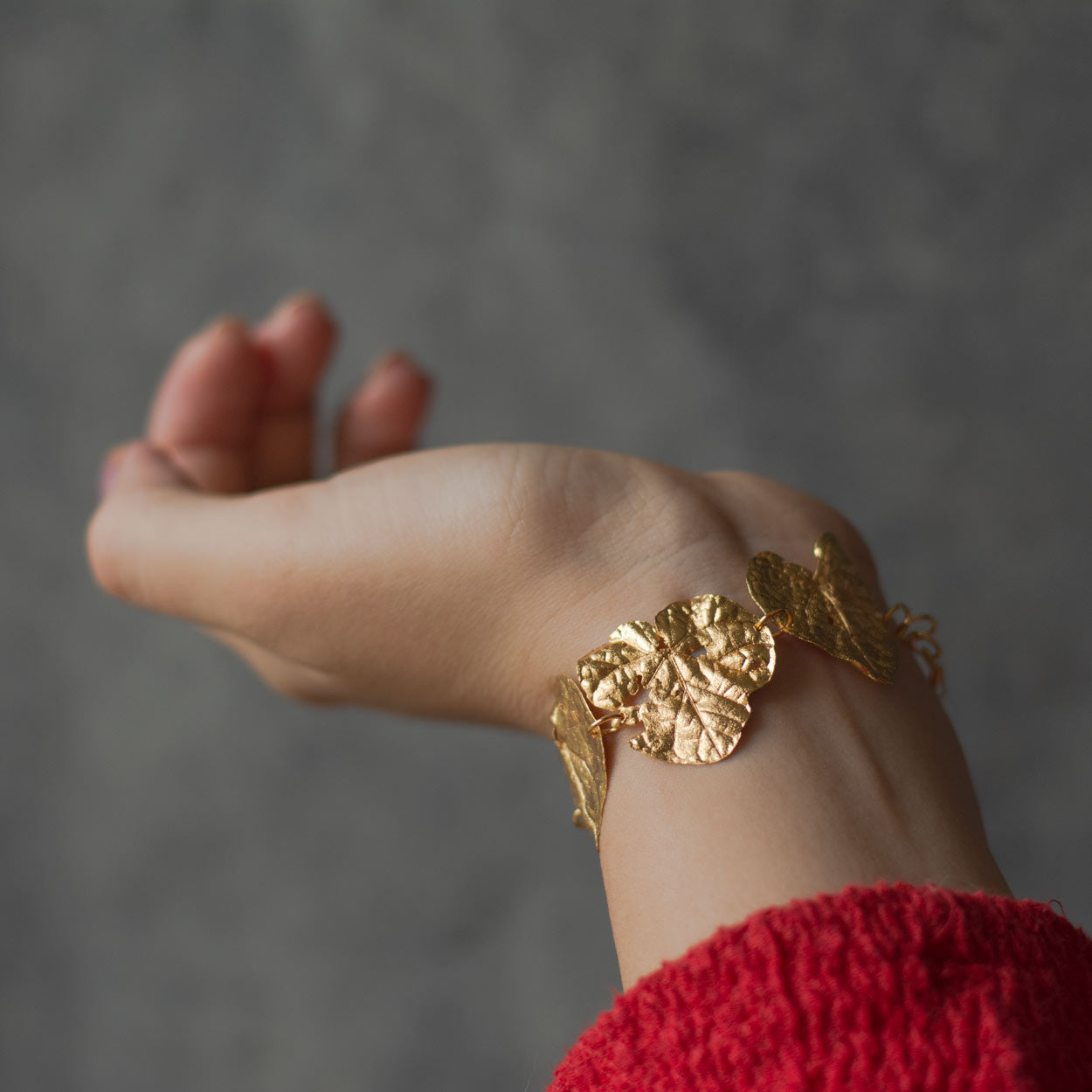 Pulsera Cinco Hoja Corazón en bronce bañado en oro de 24k, destacando la belleza única de las hojas de enredadera inmortalizadas