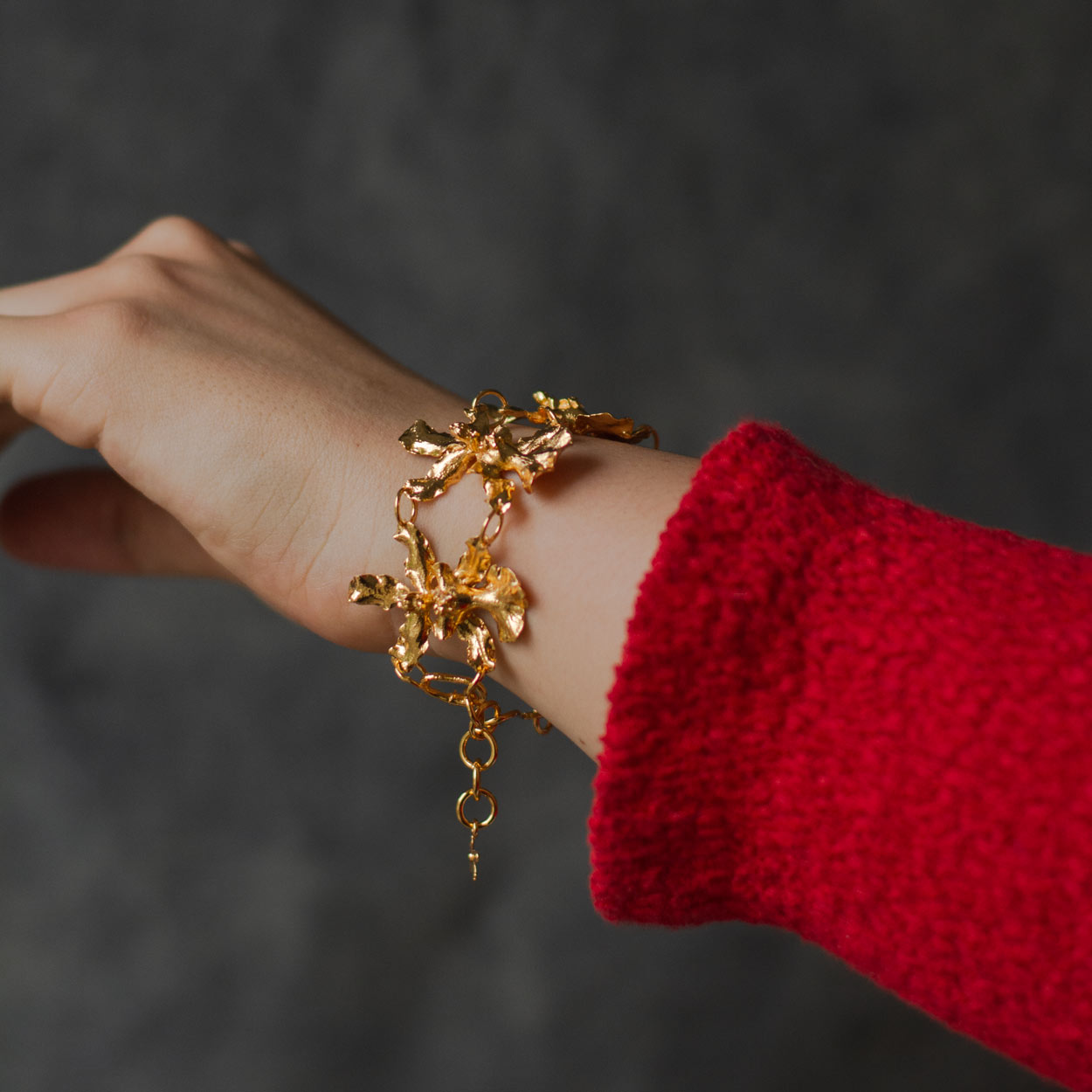 Pulsera Cinco Orquídeas Chocolate en bronce bañado en oro de 24k, destacando la belleza única de las orquídeas inmortalizadas.