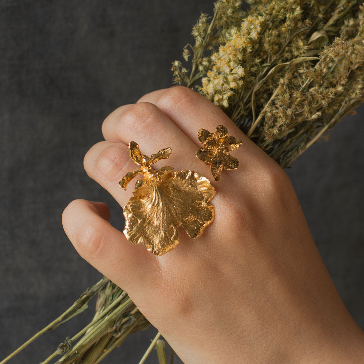 anillo de orquídea dama danzante y hortensia hecho a mano en bronce con baño de oro
