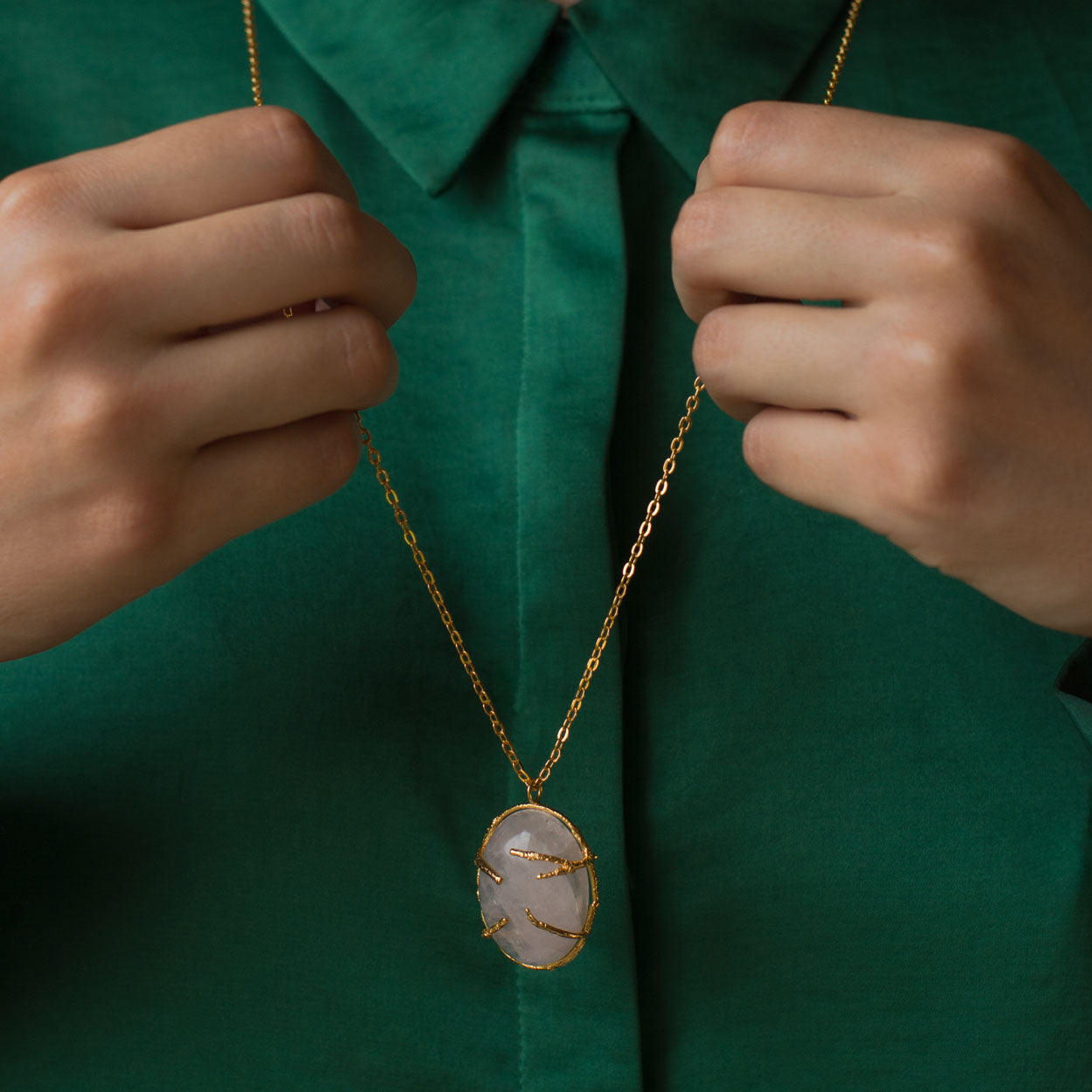 Collar único de cuarzo rosado con detalles naturales en oro de 24k