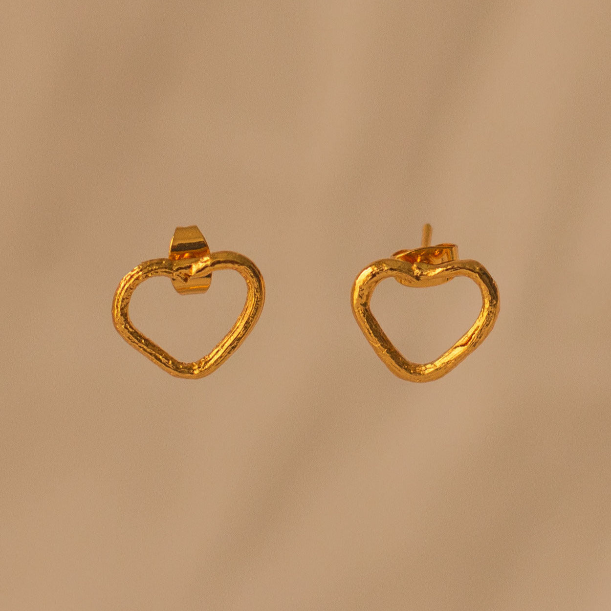 Aretes corazón hechos con ramita real y baño en oro 24K – joyería artesanal Liz de la Cruz