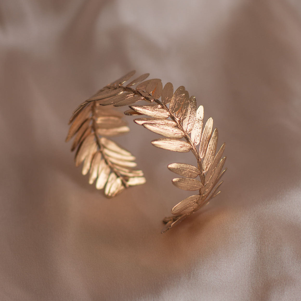 brazalete en bronce con baño en oro de 24k u oro rosado