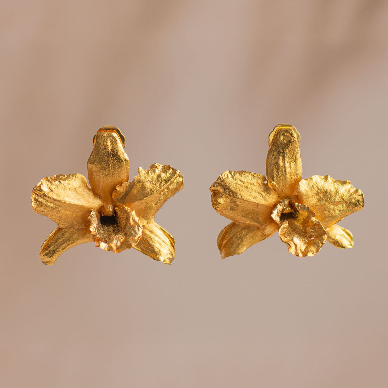 Aretes topo con orquídea Dendrobium Nobile bañados en oro de 24k.