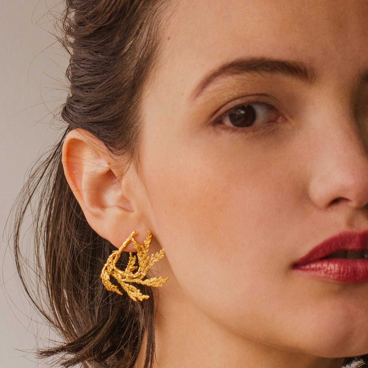 aretes de hoja pino espiral pequeña artesanales enchapados en oro de 24 kilates joyería natural única