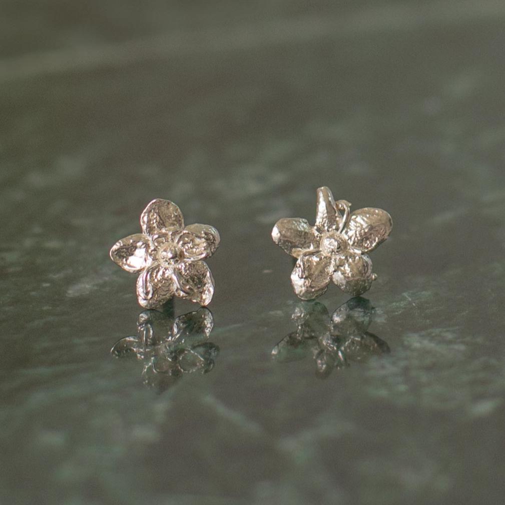Aretes Topo Mini Flor Sauco Plata Ecológica