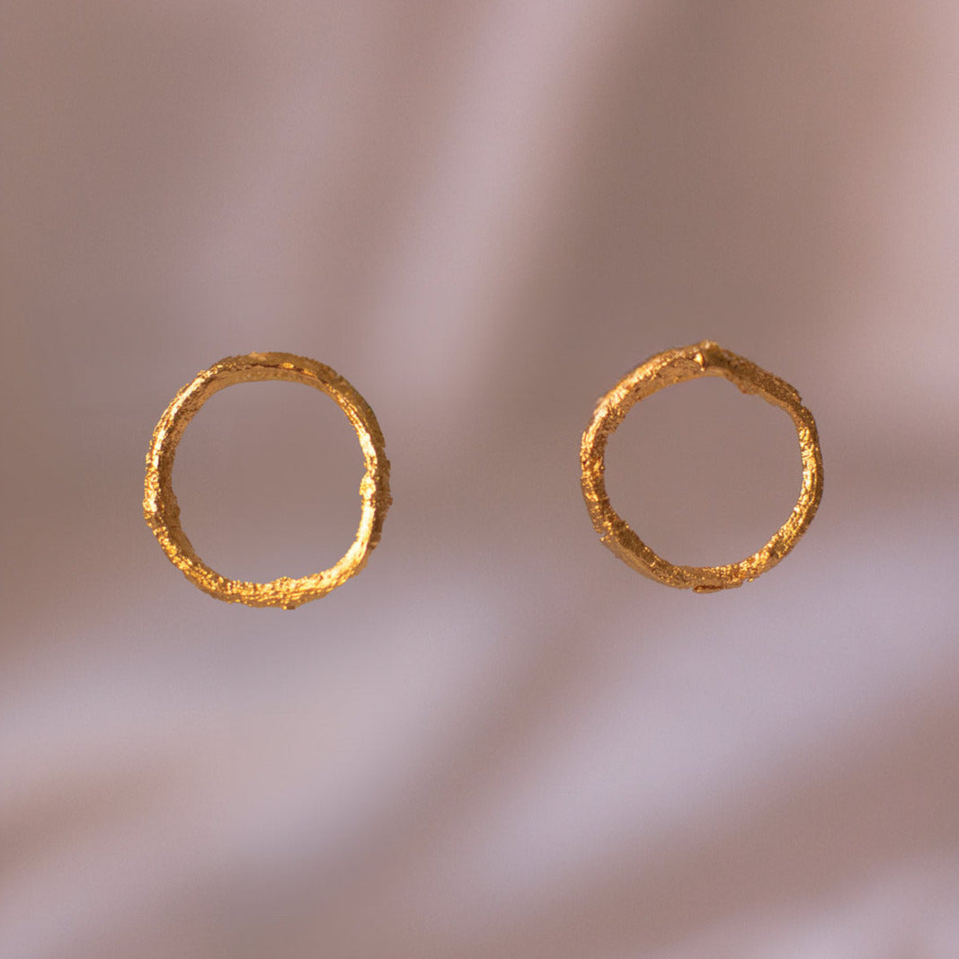 Aretes Topo Aro Ramita Anturio en bronce bañado en oro de 24k, destacando la delicadeza y la forma única de las ramitas naturales