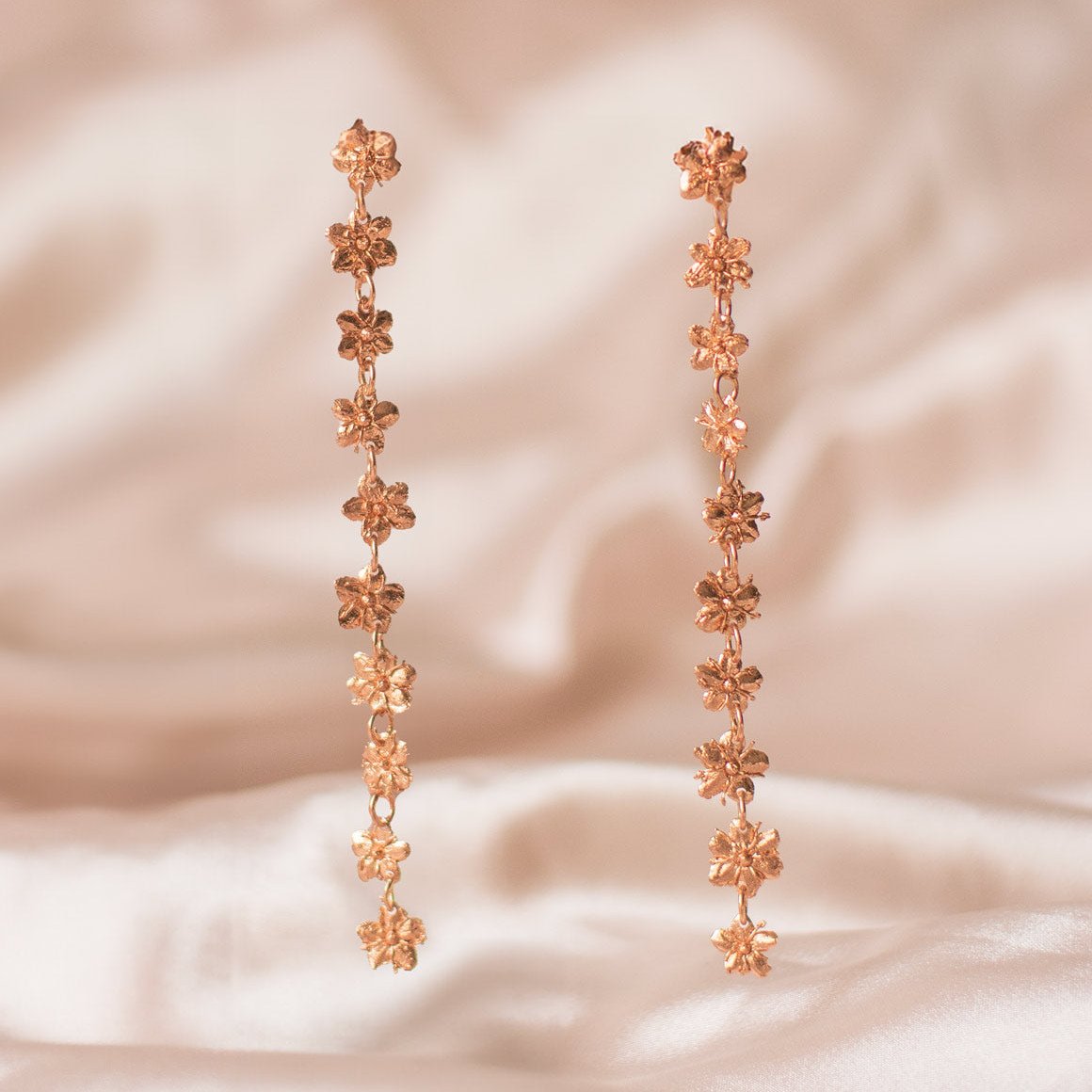 Aretes elegantes y articulados de flores de sauco, hechos a mano en oro de 24k