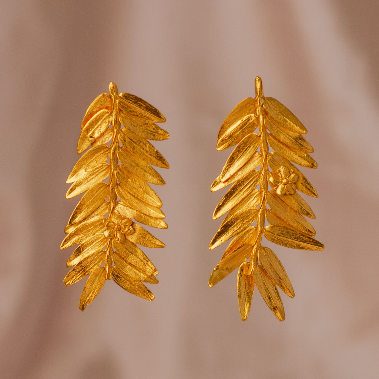Aretes Helecho Romeron Flor Sauco en bronce bañado en oro de 24k, con diseño natural inmortalizado