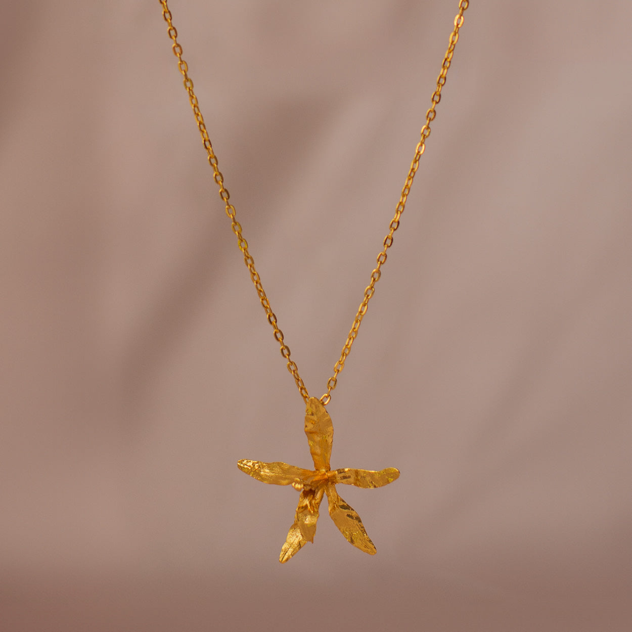 Gargantilla Orquídea Oncidium Maculatum en bronce bañado en oro de 24k, destacando la forma única de las flores de orquídea exóticas inmortalizadas.