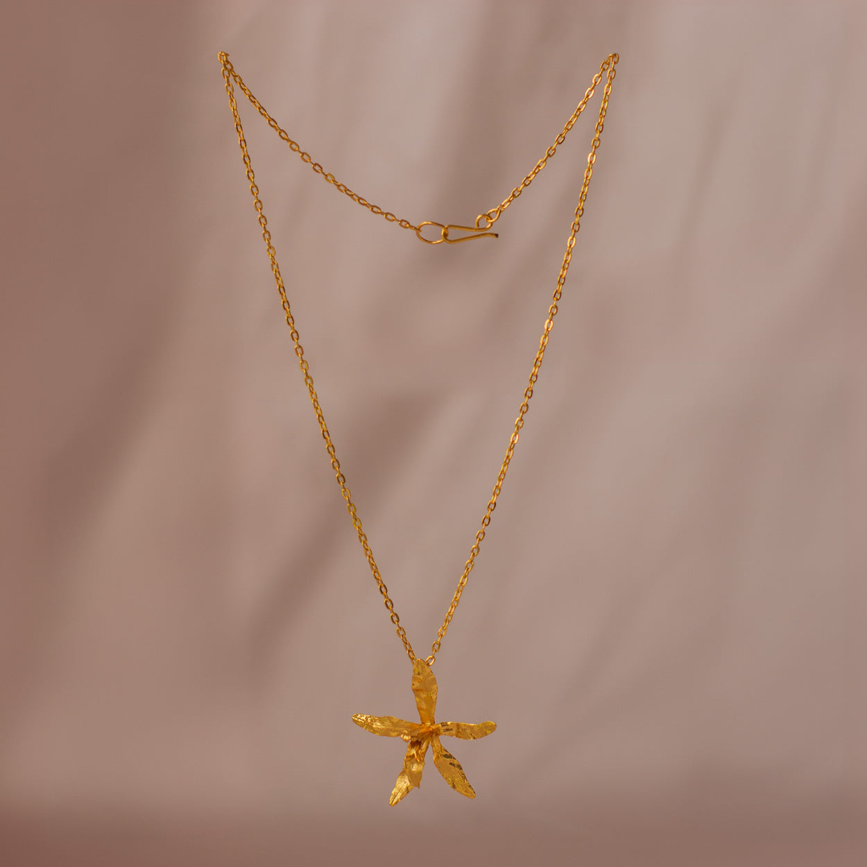 Gargantilla Orquídea Oncidium Maculatum en bronce bañado en oro de 24k, destacando la forma única de las flores de orquídea exóticas inmortalizadas.