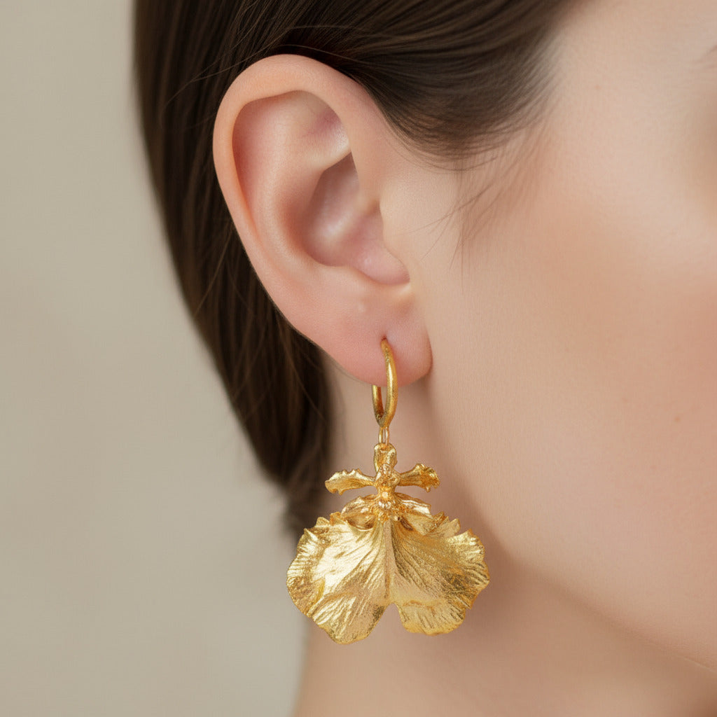 Aretes tipo candonga con orquídea Dama Danzante y ramita de pino bañados en oro con esmeraldas