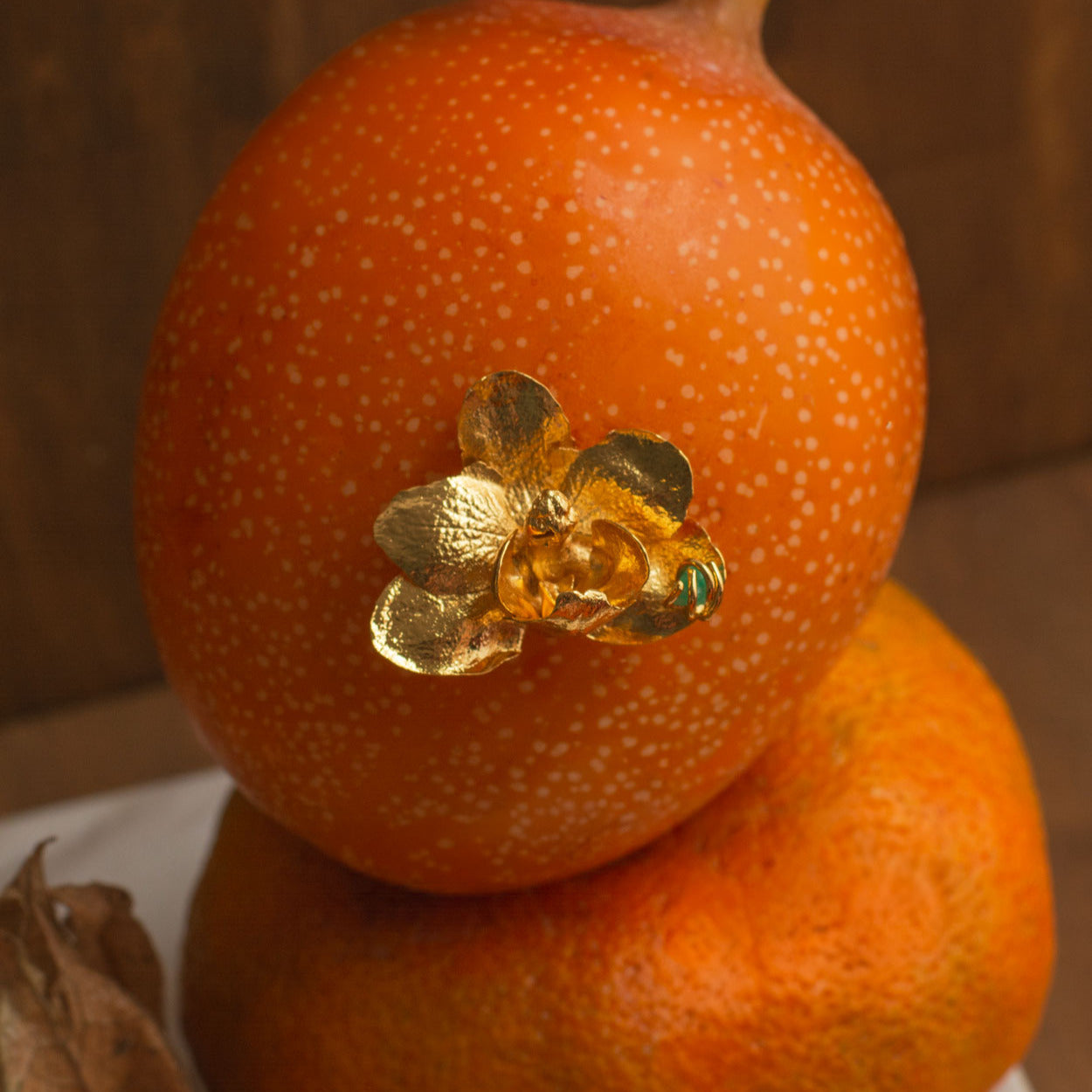 Broche dorado con orquídea Phalaenopsis Baby real