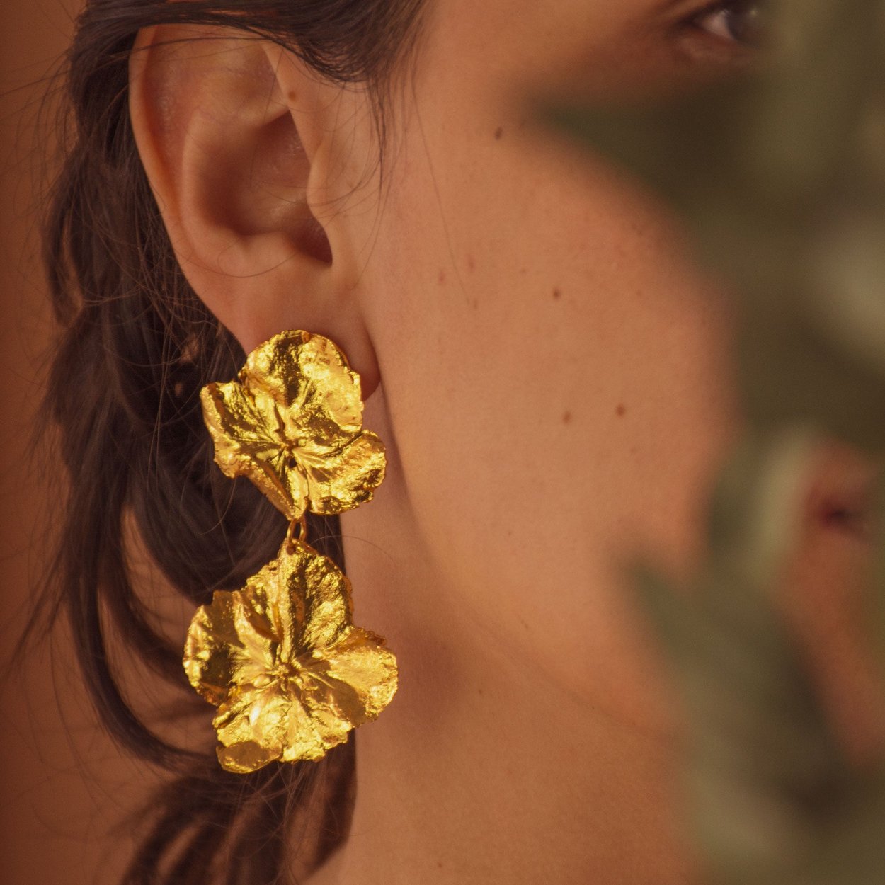 Aretes Dos Hortensias en bronce bañado en oro de 24k, con flores inmortalizadas artesanalmente