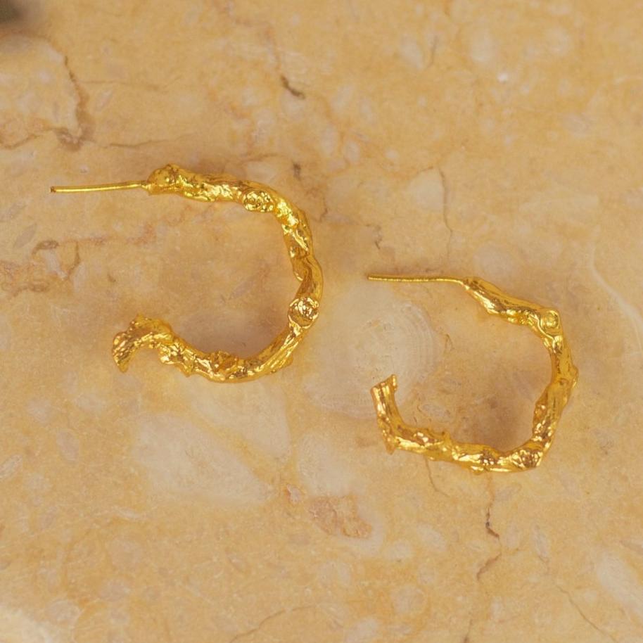 Aretes Aro Candonga Ramita Palma Pequeños en bronce bañado en oro de 24k, resaltando la textura natural de las ramitas de palma de coco inmortalizadas