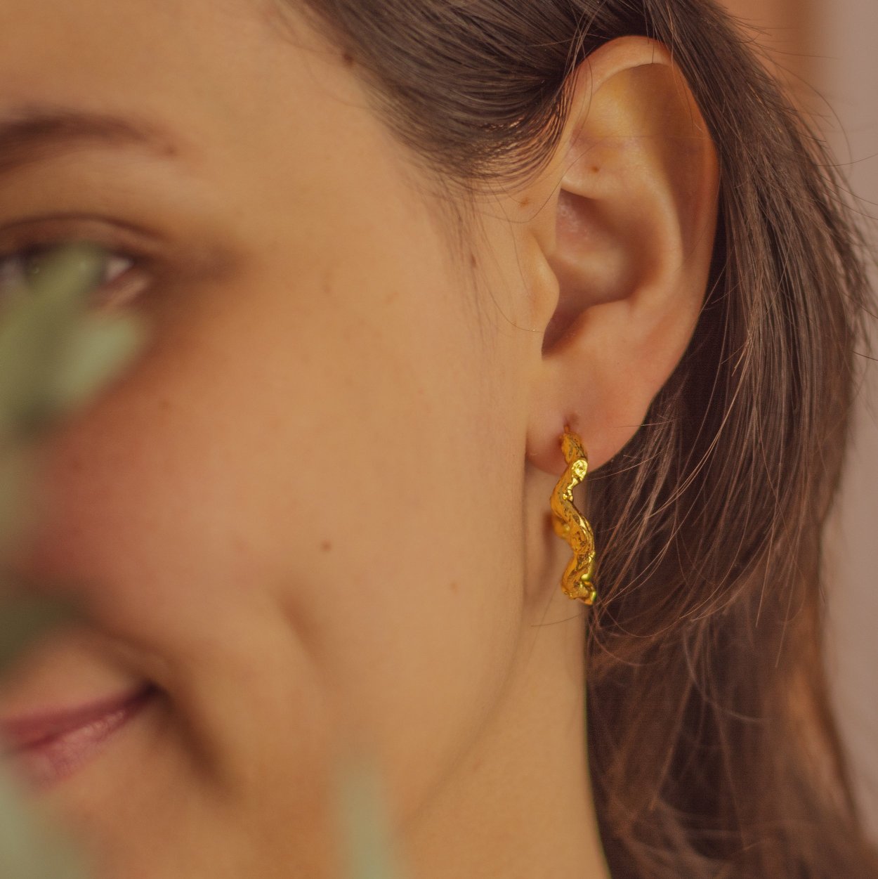 Aretes Aro Candonga Ramita Palma Pequeños en bronce bañado en oro de 24k, resaltando la textura natural de las ramitas de palma de coco inmortalizadas