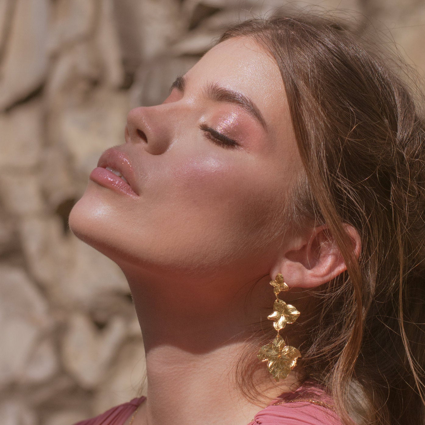 Aretes Tres Flor Hortensia Inmortalizado en bronce bañado en oro de 24k, mostrando la belleza única de las flores de hortensia de nuestro jardín