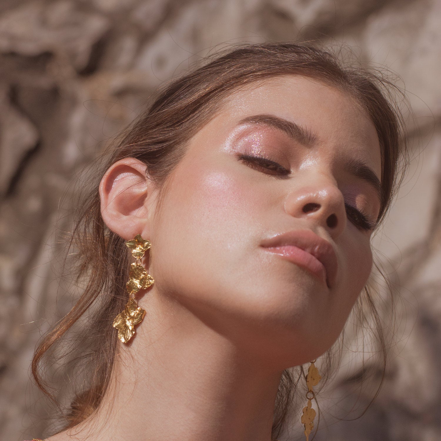 Aretes Tres Flor Hortensia Inmortalizado en bronce bañado en oro de 24k, mostrando la belleza única de las flores de hortensia de nuestro jardín