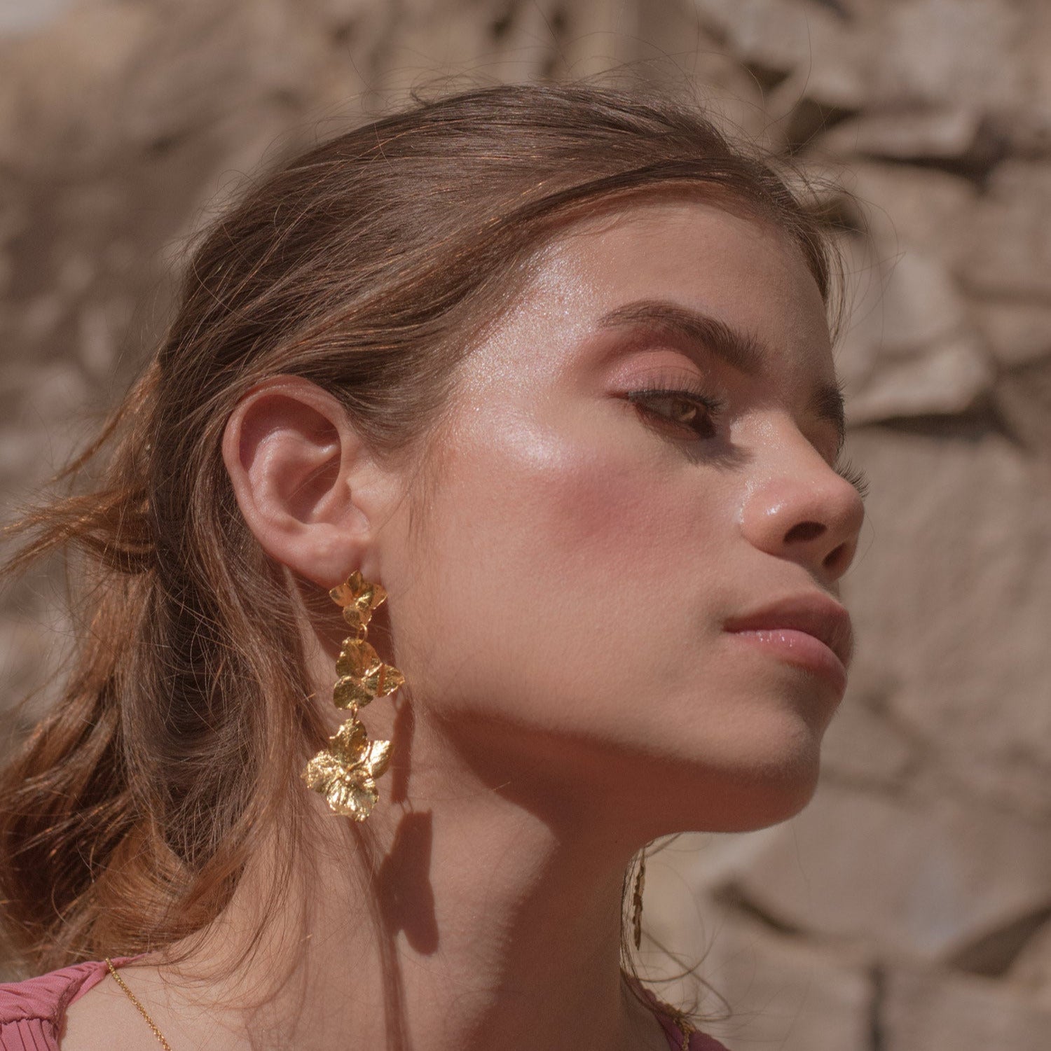 Aretes Tres Flor Hortensia Inmortalizado en bronce bañado en oro de 24k, mostrando la belleza única de las flores de hortensia de nuestro jardín