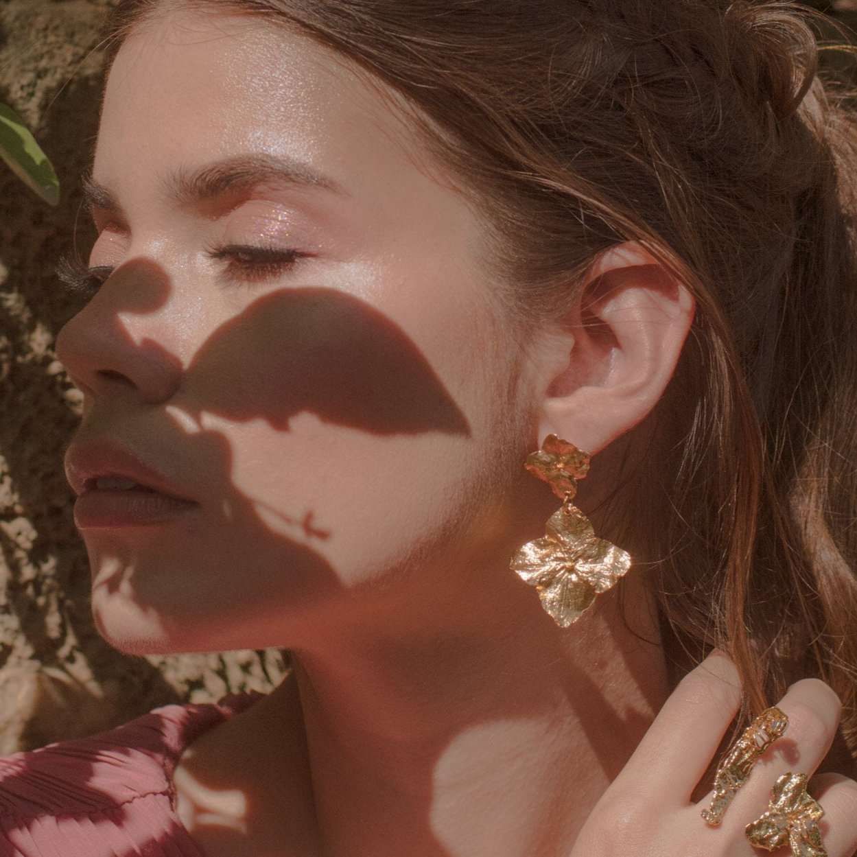 Joyería artesanal con flores de hortensia inmortalizadas en oro de 24k