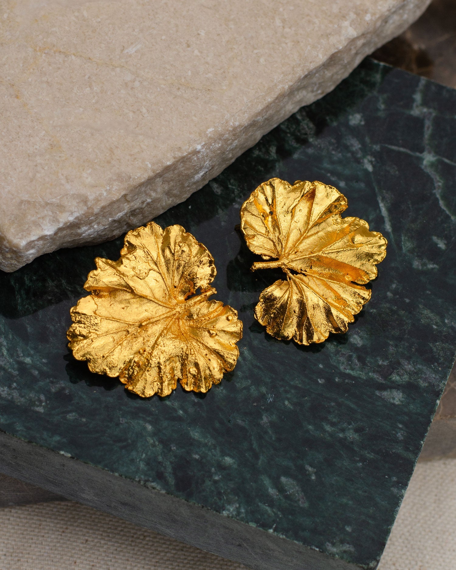 Aretes hoja abanico hojas naturales inmortalizadas en bronce con baño de oro de 24 kilates