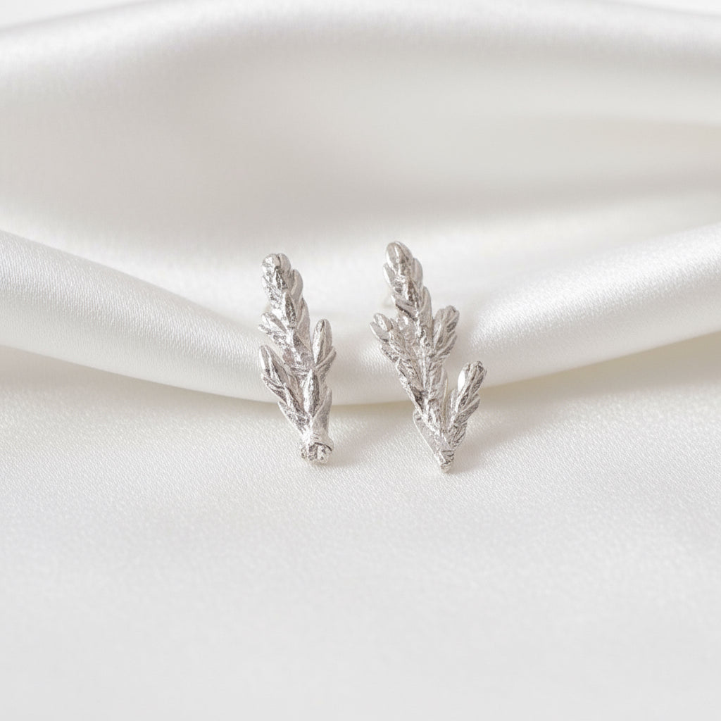 Aretes Topo Hoja Pino Mini Pequeños Plata Ecológica