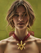 COLLAR LAZO ORQUIDEA LLUVIA DE CEREZA ESMERALDA