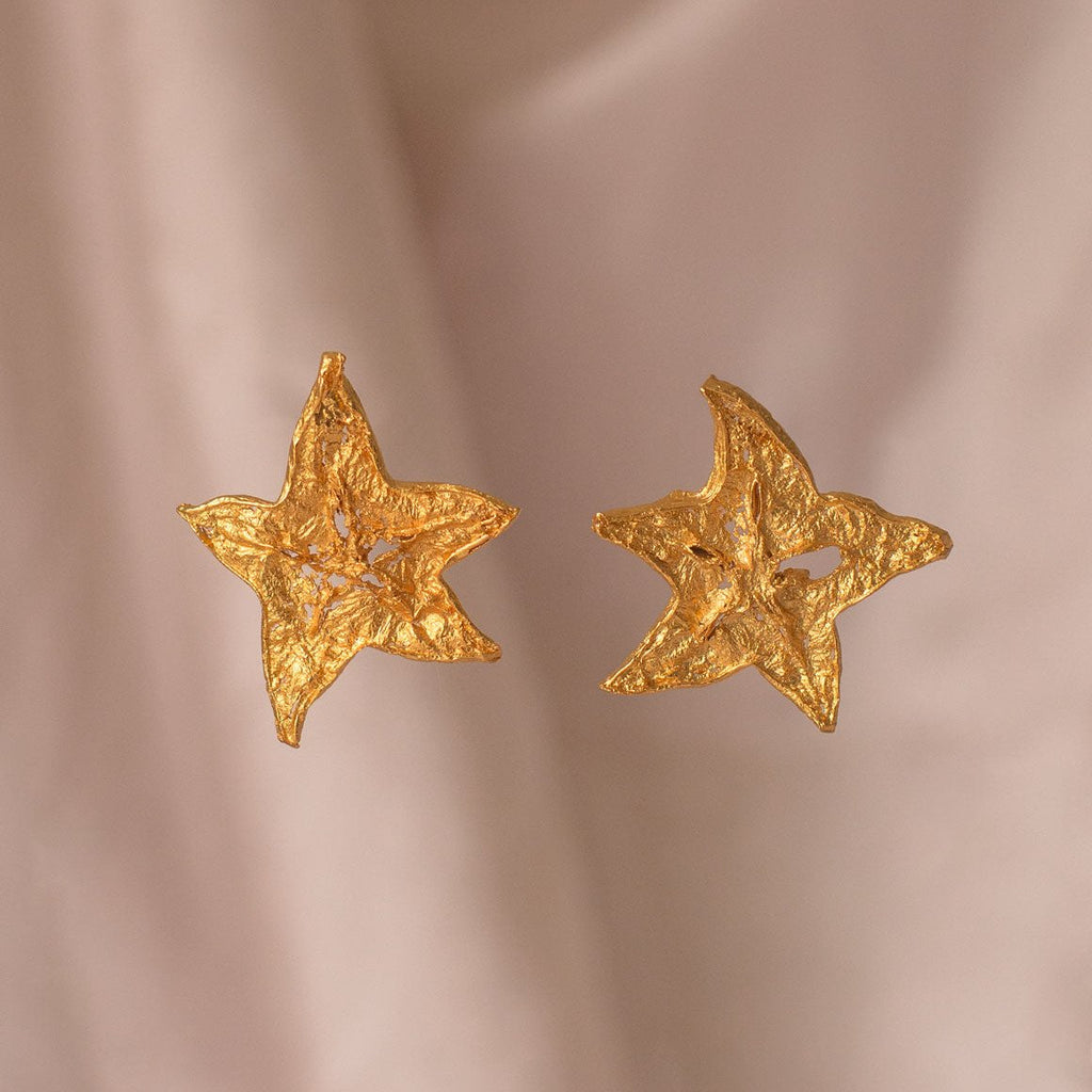 Aretes Topo Estrella Carambolo en bronce bañado en oro de 24k, con diseño natural de fruta