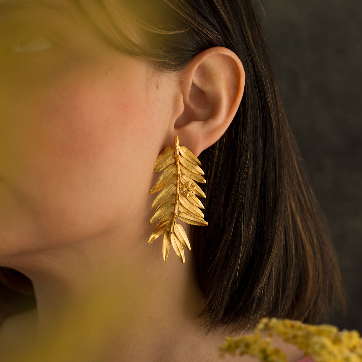 Aretes con diseño natural de helecho y flor de sauco, hechos a mano en oro de 24k
