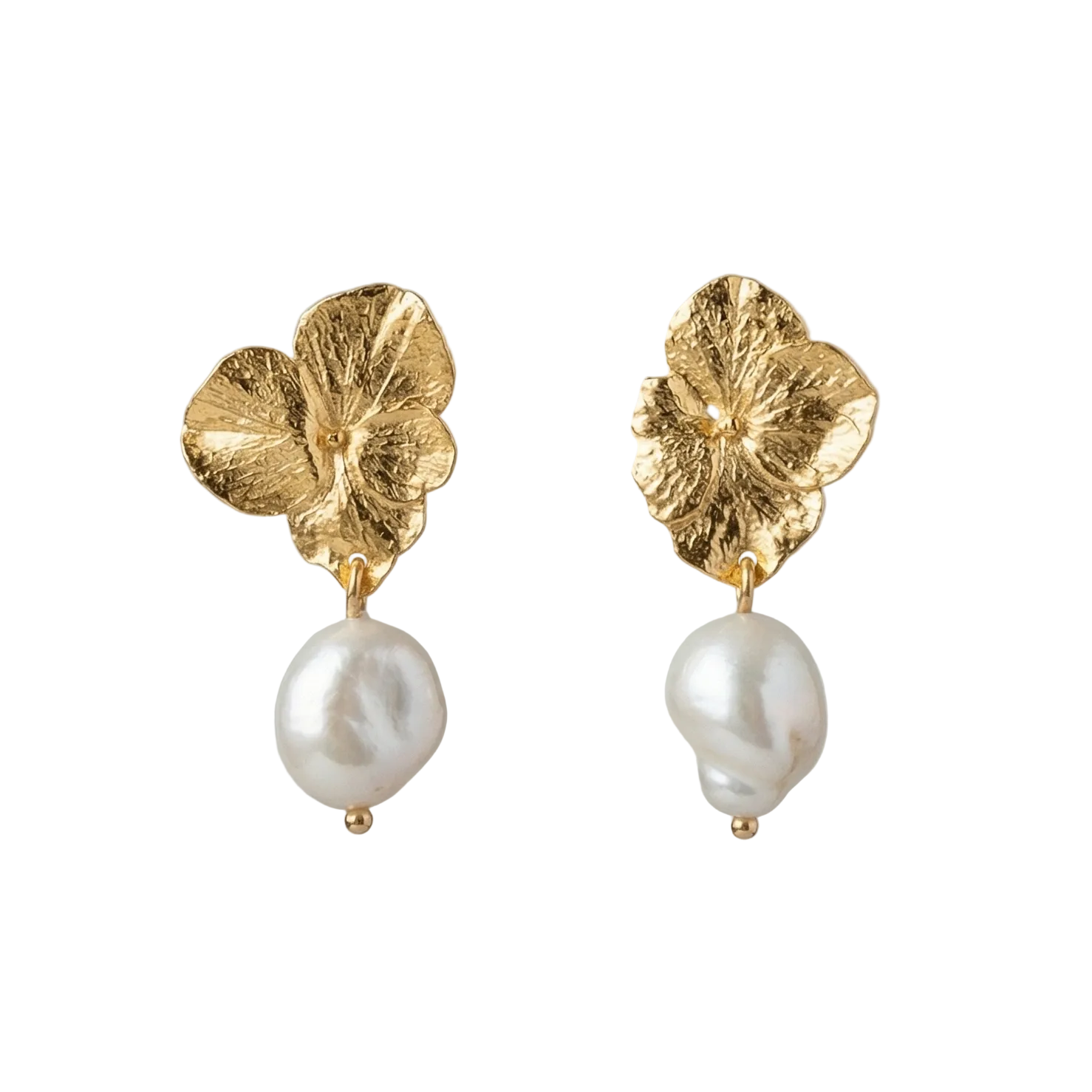 Aretes topo de hortensia en bronce dorado con perla barroca de agua dulce, joyería botánica artesanal Liz de la Cruz