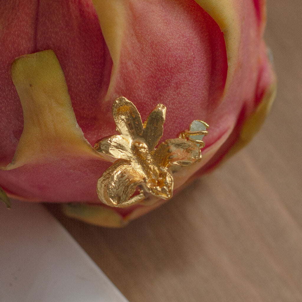 Anillo artesanal con orquídea Maxilaria y esmeralda en oro 24K