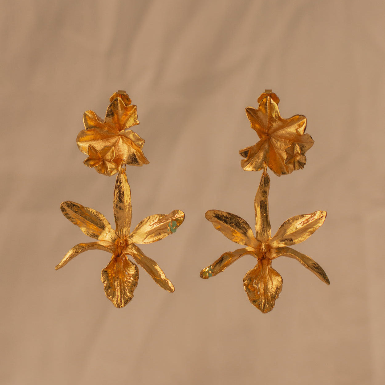 Aretes artesanales orquidea lluvia de cereza e hiedra con esmeralda