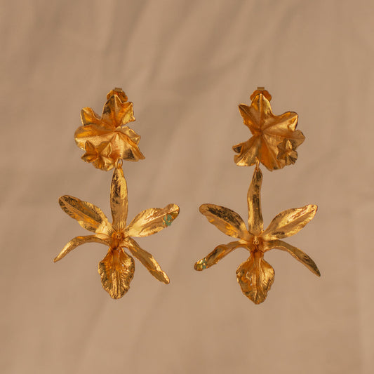 Aretes artesanales orquidea lluvia de cereza e hiedra con esmeralda