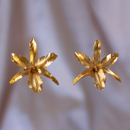 Aretes orquidea dendrobium lluvia de cereza natural inmortalizada en bronce y bañada en oro