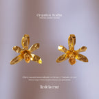 aretes topo con orquídea jirafita natural inmortalizada en bronce enchapado en oro de 24 kilates