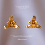 Aretes artesanales de Orquidea Maxilaria inmortalizada en bronce con baño en oro, mostrando detalles únicos de la flor
