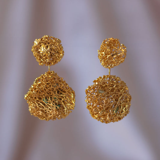 Aretes artesanales de luffa con Esmeraldas colombianas bañado en oro de 24 kilates Joyería de lujo sostenible